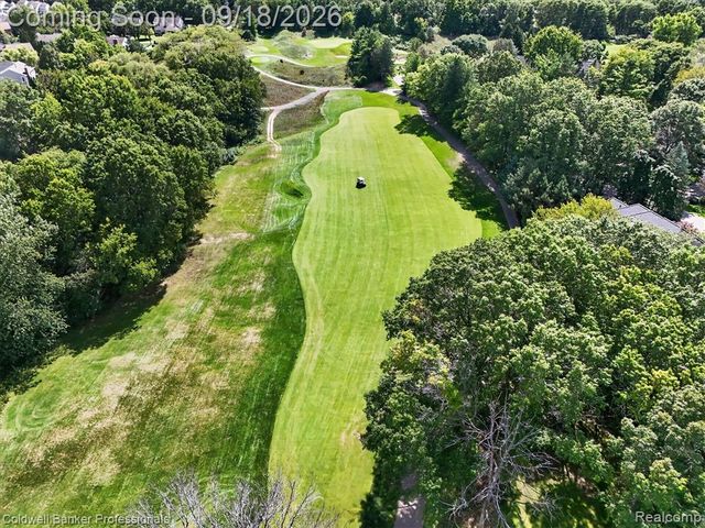 293 Kirksway Ln, Lake Orion, MI 48362