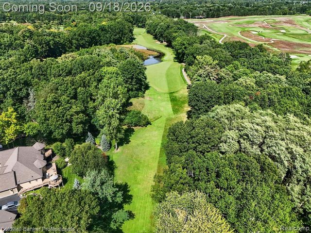 293 Kirksway Ln, Lake Orion, MI 48362