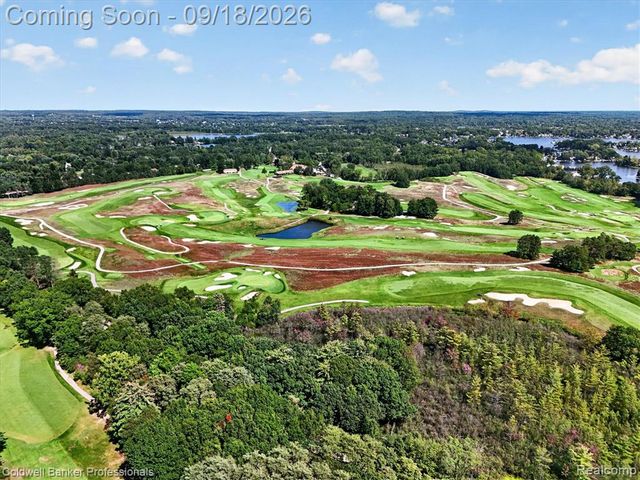 293 Kirksway Ln, Lake Orion, MI 48362