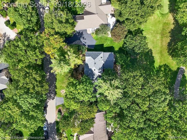 293 Kirksway Ln, Lake Orion, MI 48362