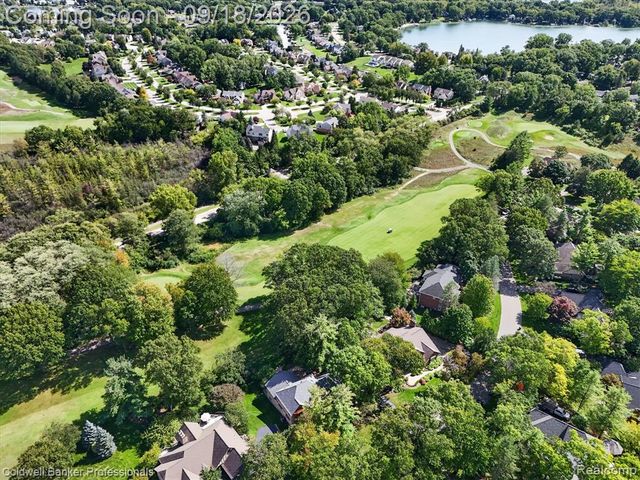 293 Kirksway Ln, Lake Orion, MI 48362