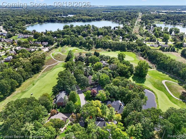 293 Kirksway Ln, Lake Orion, MI 48362