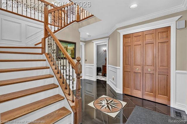 293 Kirksway Ln, Lake Orion, MI 48362