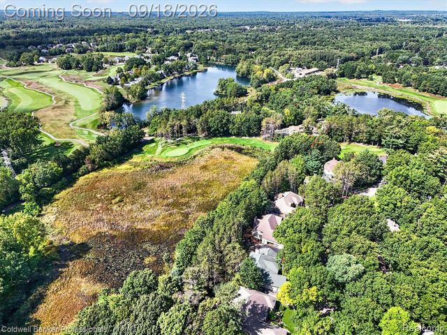 293 Kirksway Ln, Lake Orion, MI 48362