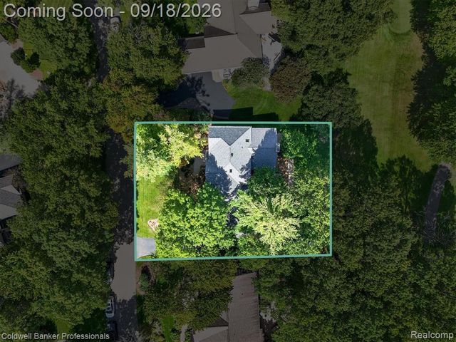 293 Kirksway Ln, Lake Orion, MI 48362