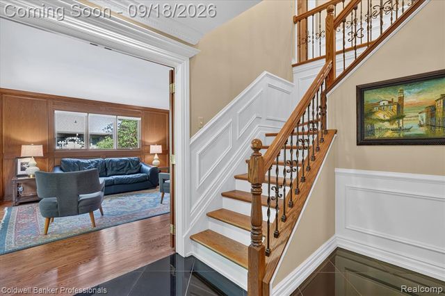 293 Kirksway Ln, Lake Orion, MI 48362
