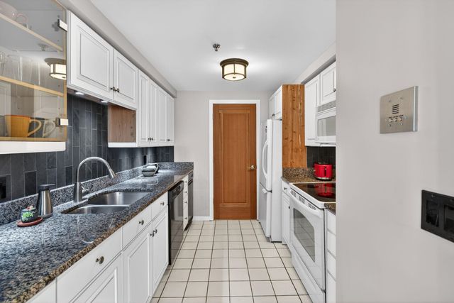 12 Mountain Laurels Dr Apt 204, Nashua, NH 03062
