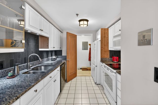 12 Mountain Laurels Dr Apt 204, Nashua, NH 03062