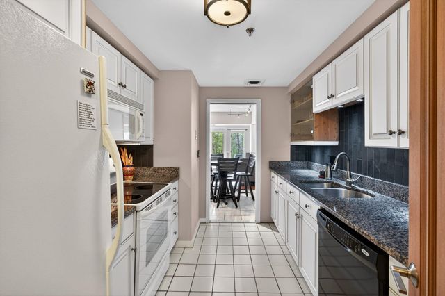 12 Mountain Laurels Dr Apt 204, Nashua, NH 03062