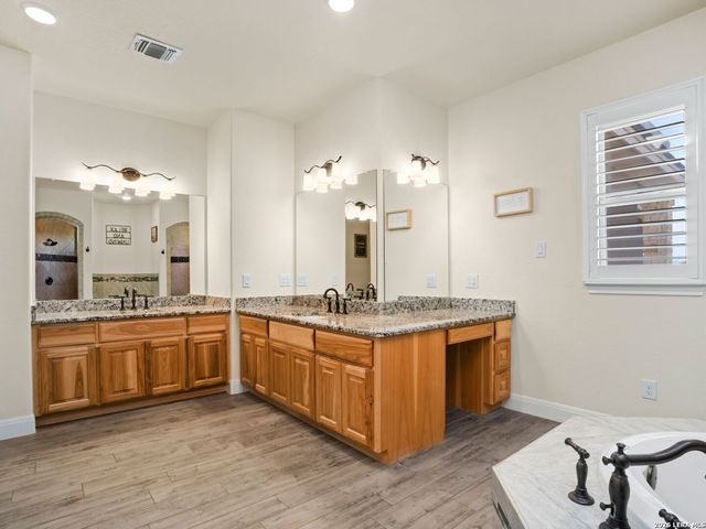 1530 County Road 132, Floresville, TX 78114