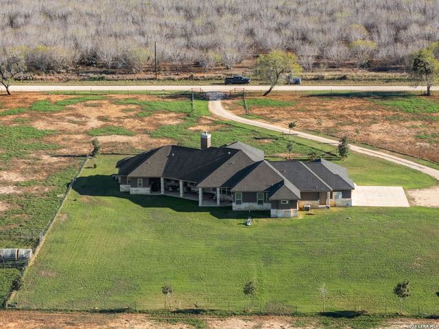 1530 County Road 132, Floresville, TX 78114