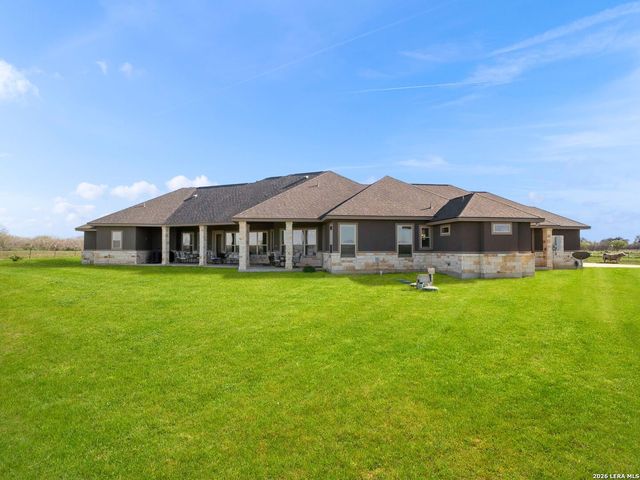 1530 County Road 132, Floresville, TX 78114