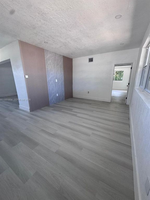 Image 3 of property listing at 16240 NW 22nd Ave, Miami Gardens, FL 33054