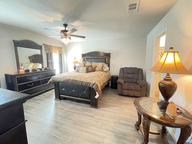 408 Parker Oaks Dr., Chandler, TX 75758