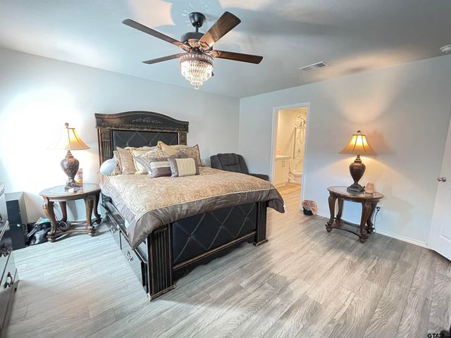 408 Parker Oaks Dr., Chandler, TX 75758