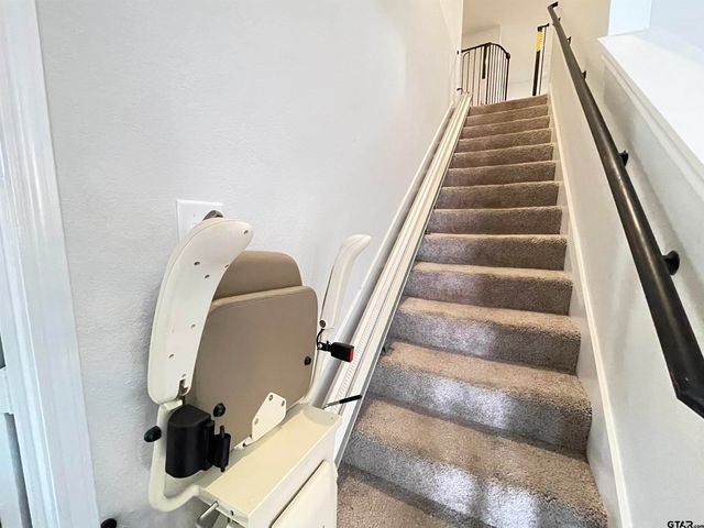 408 Parker Oaks Dr., Chandler, TX 75758