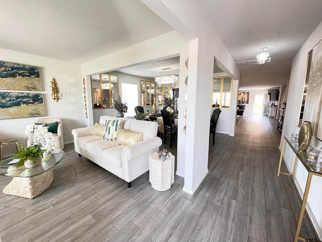 408 Parker Oaks Dr., Chandler, TX 75758