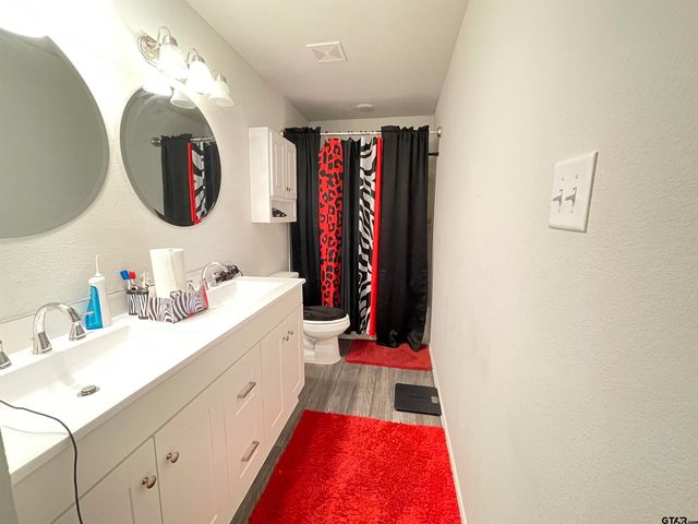 408 Parker Oaks Dr., Chandler, TX 75758