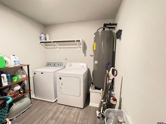 408 Parker Oaks Dr., Chandler, TX 75758