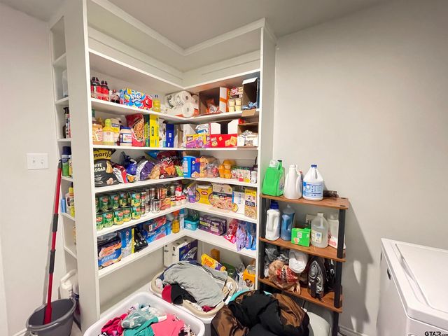 408 Parker Oaks Dr., Chandler, TX 75758