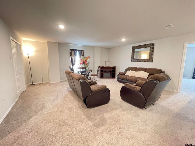 408 Parker Oaks Dr., Chandler, TX 75758