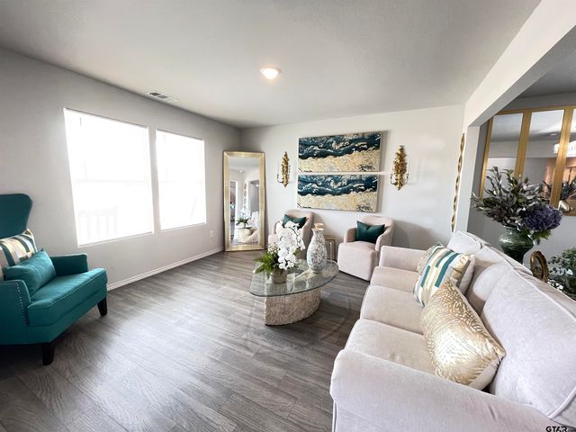 408 Parker Oaks Dr., Chandler, TX 75758