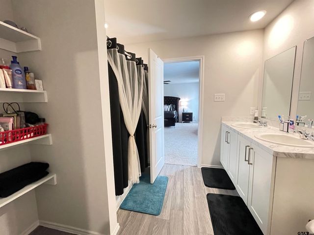 408 Parker Oaks Dr., Chandler, TX 75758