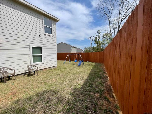 408 Parker Oaks Dr., Chandler, TX 75758