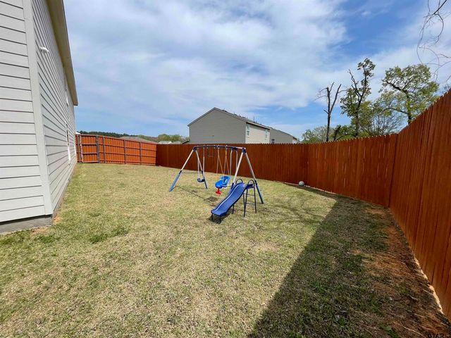 408 Parker Oaks Dr., Chandler, TX 75758