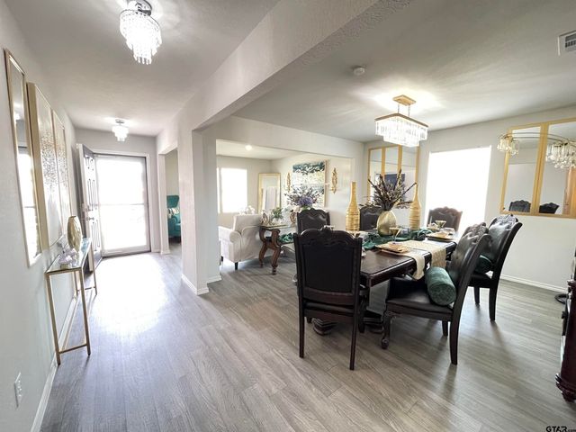 408 Parker Oaks Dr., Chandler, TX 75758