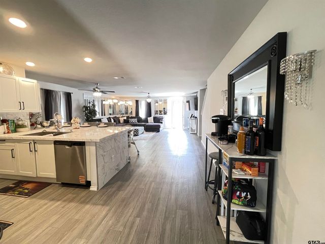 408 Parker Oaks Dr., Chandler, TX 75758