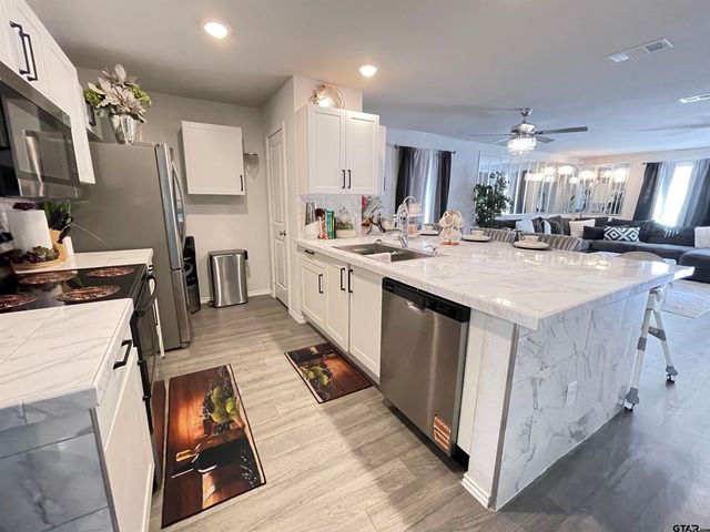 408 Parker Oaks Dr., Chandler, TX 75758