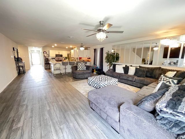 408 Parker Oaks Dr., Chandler, TX 75758