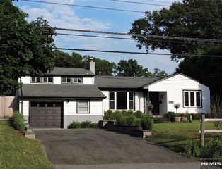 350 Monroe Avenue, Wyckoff, NJ 07481