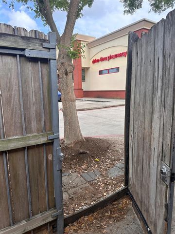 8211 Katy Freeway 16, Houston, TX 77024