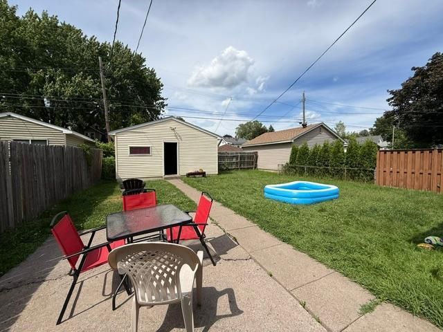 987 Lawson Avenue E, Saint Paul, MN 55106