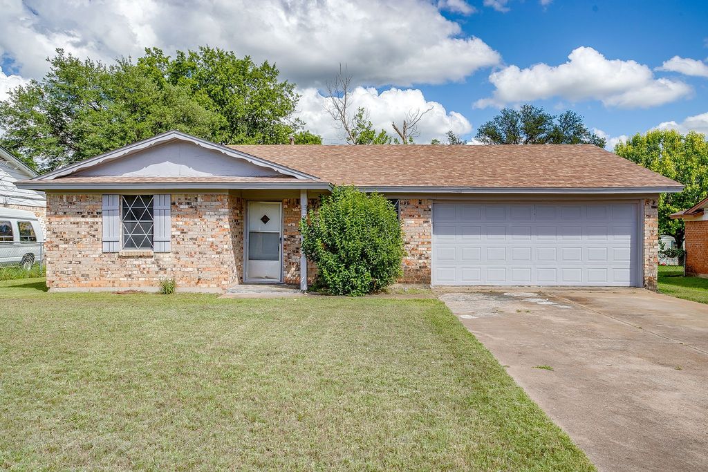 1413 Phillips Street, Cleburne, TX 76033