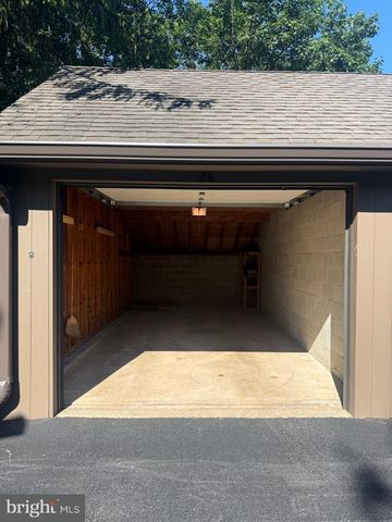 14 OAK KNOLL DR, Berwyn, PA 19312