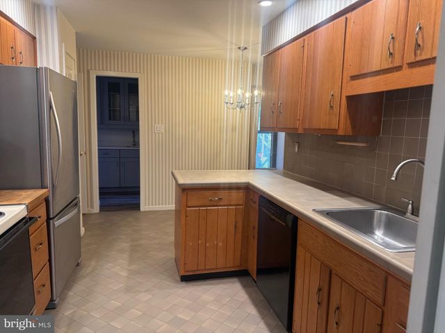 14 OAK KNOLL DR, Berwyn, PA 19312