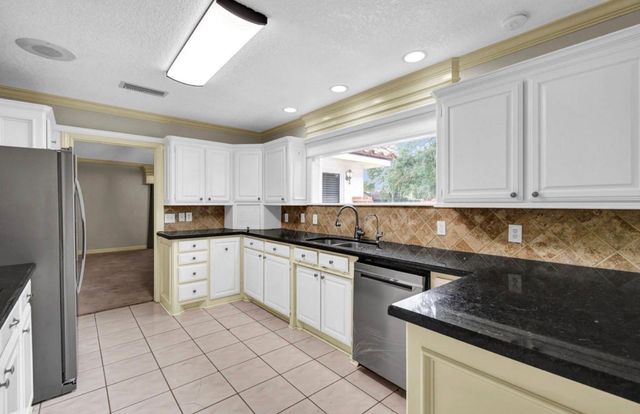 327 Live Oak Lane, Lake Jackson, TX 77566