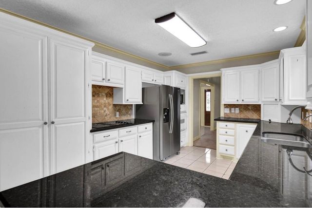 327 Live Oak Lane, Lake Jackson, TX 77566