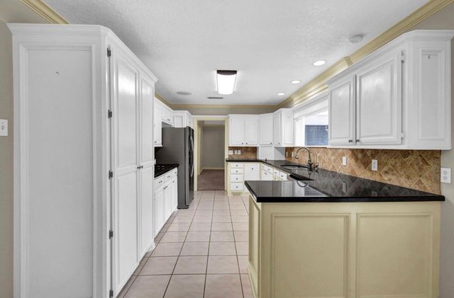 327 Live Oak Lane, Lake Jackson, TX 77566