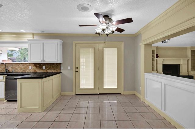 327 Live Oak Lane, Lake Jackson, TX 77566