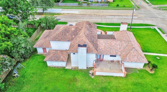 327 Live Oak Lane, Lake Jackson, TX 77566