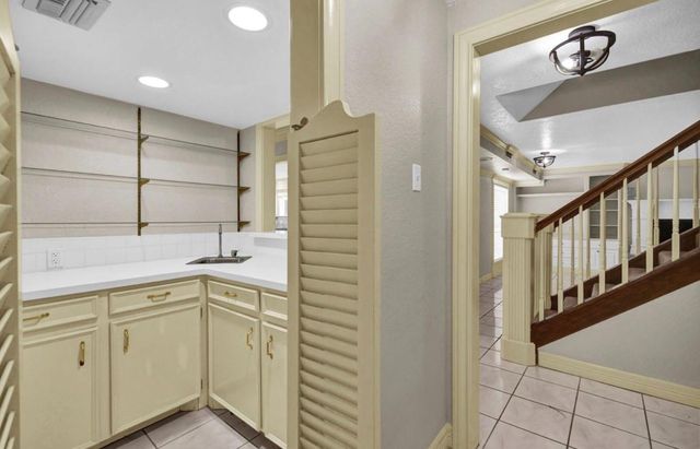 327 Live Oak Lane, Lake Jackson, TX 77566