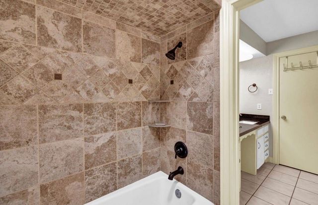 327 Live Oak Lane, Lake Jackson, TX 77566