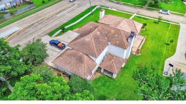 327 Live Oak Lane, Lake Jackson, TX 77566