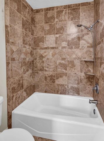 327 Live Oak Lane, Lake Jackson, TX 77566