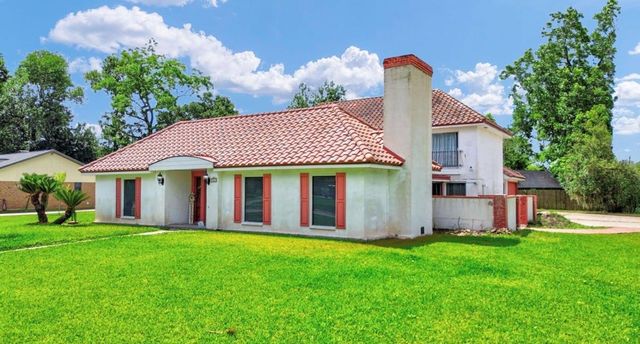 327 Live Oak Lane, Lake Jackson, TX 77566