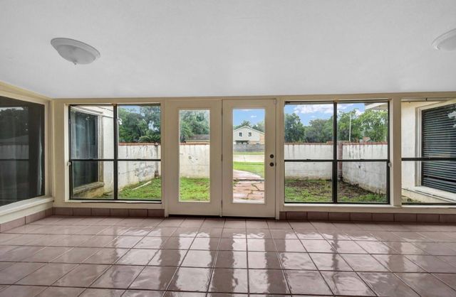 327 Live Oak Lane, Lake Jackson, TX 77566